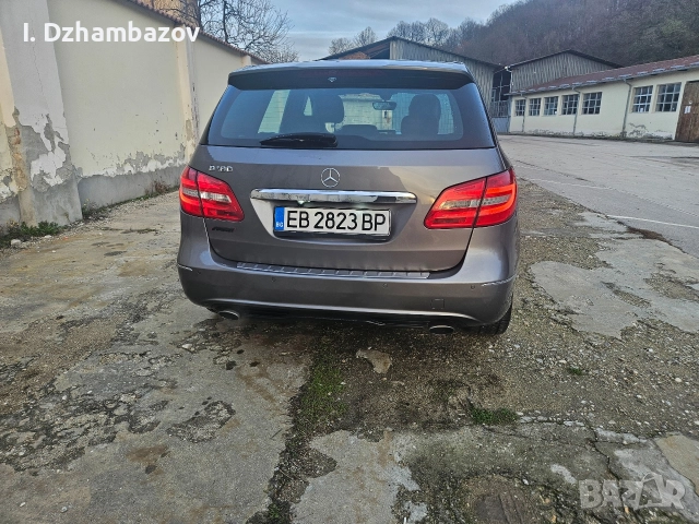 Mercedes B180 *КОЖА *ПОДГРЕВ *DISTRONIC * Park asist* Android auto&Carplay * KAMERA, снимка 6 - Автомобили и джипове - 52632583