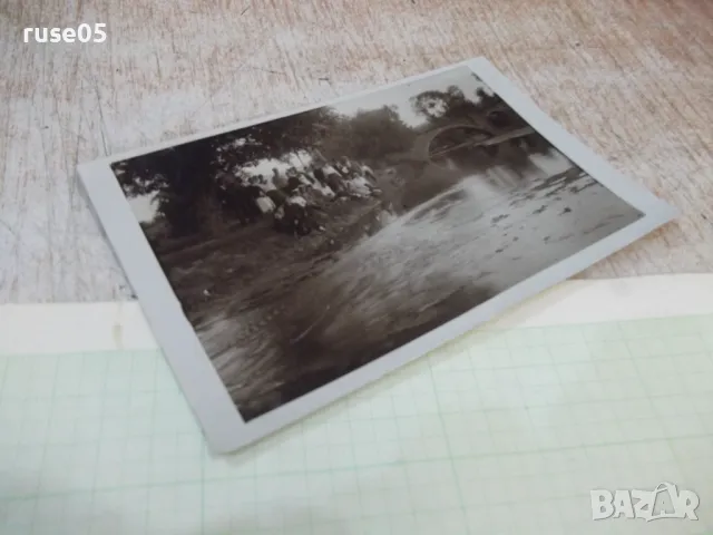 Снимка стара на младежи седнали на брега пред моста, снимка 3 - Колекции - 47910631