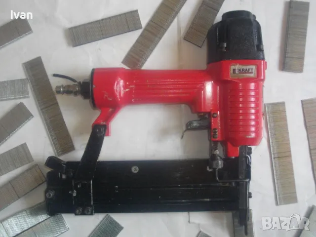 АВСТРИЙСКИ ПНЕВМАТИЧЕН ТАКЕР комбиниран скоби-пирони 16-32 мм Почти нов ОТЛИЧЕН KRAFT Werkzeuge 915, снимка 12 - Други инструменти - 47782072