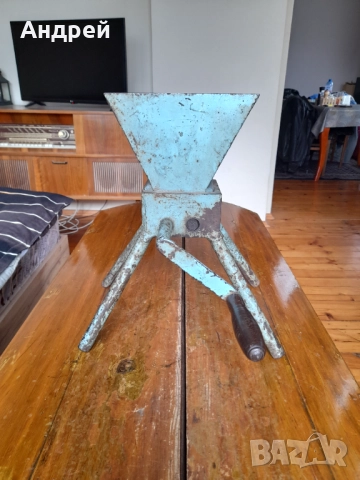 Стара мелница,трошачка за храна за птици