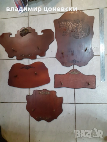 Дървена стойка за стена за пищов,нож,кортик,кама,щик,пистолет и др.