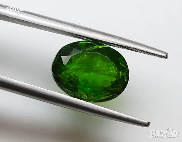 Цаворит с класическа форма и жив цвят 2.30кт.! Нов!