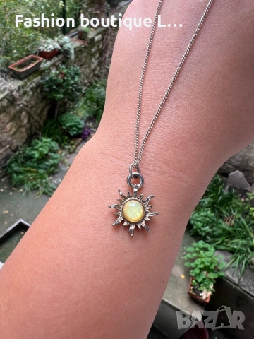 Златисто колие със слънце и лунен камък в седефен цвят ☀️ 