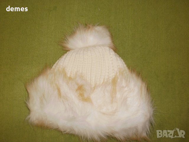 Машинно плетена вълнена шапка с кожен маншет и пискюл, бяла, снимка 1 - Шапки - 37918950