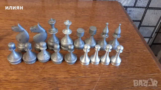 Алуминиеви фигури за шах имат забележки липсва един офицер от другите 4бр пешки са по светли , снимка 9 - Колекции - 48441608