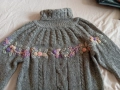 Красив плетен пуловер с извезани цветя, снимка 2