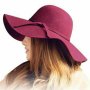 Стилна дамска шапка в цвят бордо