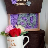 Комплект за подаряване с чаша ,сапунени рози и кутия с книга с цифра от рози