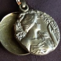 Медальон , снимка 1 - Колиета, медальони, синджири - 43201431