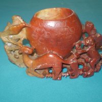 Антикварна ваза  от червен сапунен камък със екзотични фигури, снимка 2 - Антикварни и старинни предмети - 37165294
