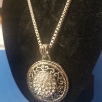 Масивен медальон с камъни, снимка 1 - Колиета, медальони, синджири - 43007256