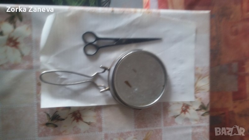 стари ножици за подстригване и старо огледало, снимка 1