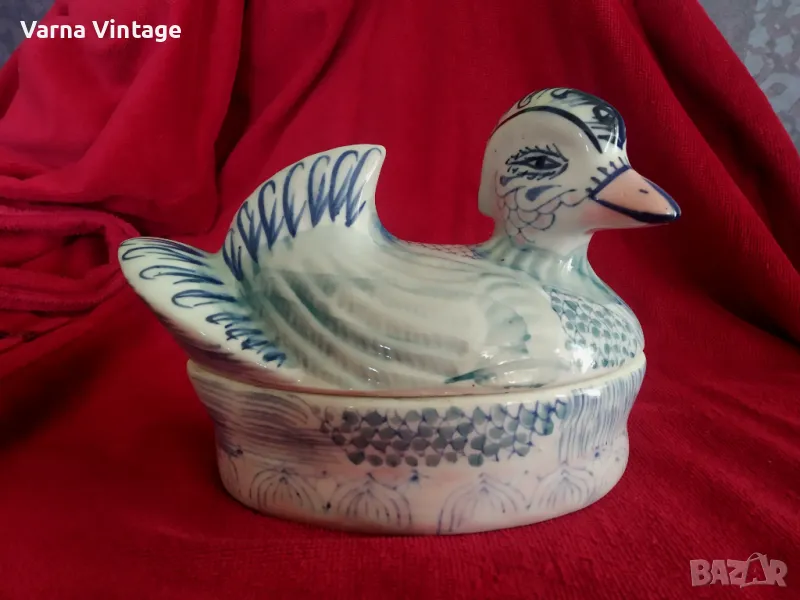 Стар порцеланов съд с капак във формата на пате, снимка 1