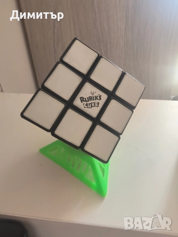 Кубче на Рубик със стойка 