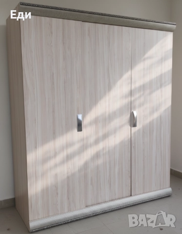 Трикрилен гардероб и легло с ортопедичен матрак, снимка 2 - Спални и легла - 52567902