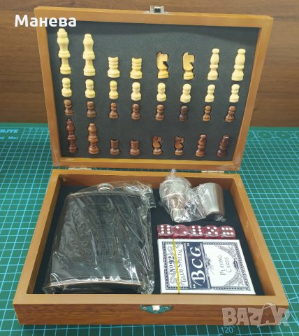 Подаръчен комплект с шах, карти и манерка, снимка 1 - Шах и табла - 33584810