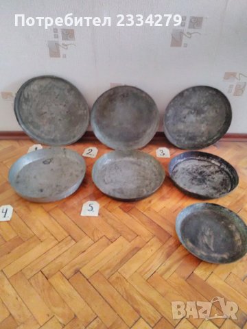 Медни тави стари, изработени ръчно от български майстори в различни времена.