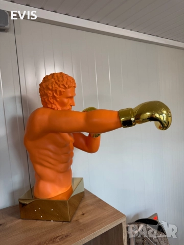 Продавам декоративен мъжки торс с боксови ръкавици – златиста поставка, снимка 2 - Други стоки за дома - 52815550