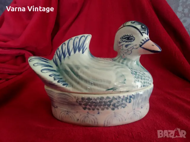 Стар порцеланов съд с капак във формата на пате