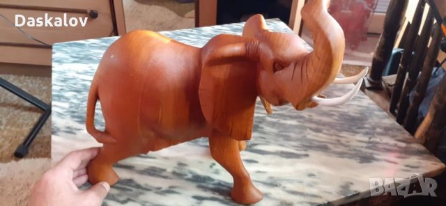 Продавам голям дървен слон