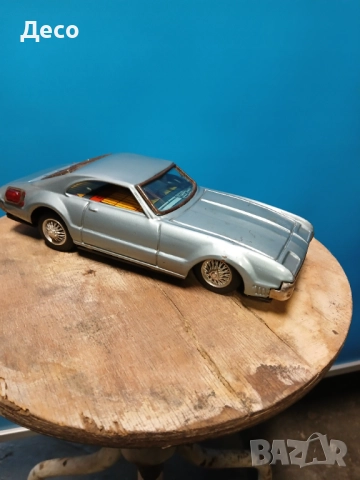 Стара тенекиена количка Бандай на батерии.