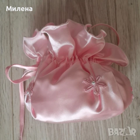 Сатенена чантичка с декорация , снимка 4 - Сватбени аксесоари - 51113052
