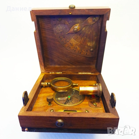 Ретро слънчев часовник с компас в дървена кутия
