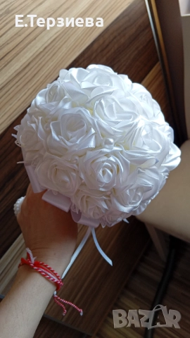 Булченски букет от бели сатенени рози, снимка 2 - Сватбени аксесоари - 52250374