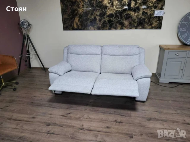 Светло сив диван от плат тройка с електрически релаксиращ механизъм, снимка 4 - Дивани и мека мебел - 50886717