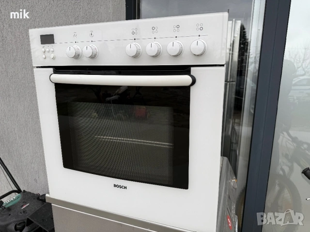 Бяла фурна за вграждане с плот Bosch Като нова, снимка 3 - Печки, фурни - 53426582