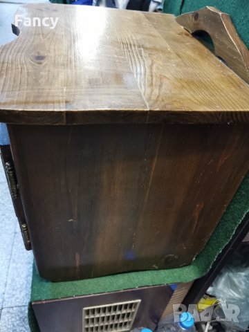 Старо нощно шкафче с медни орнаменти , снимка 6 - Антикварни и старинни предмети - 43105847