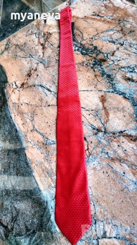 Комплект от вратовръзка  и ръкавели в червен цвят.   