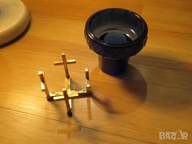 Старинно  малко настолно кандило с бронзова стойка с кръстове за да се помолите на  Бог Исус Христос, снимка 4 - Антикварни и старинни предмети - 49702866