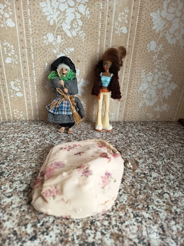 Хубавици баба Яга тийнейджърка и чантичка