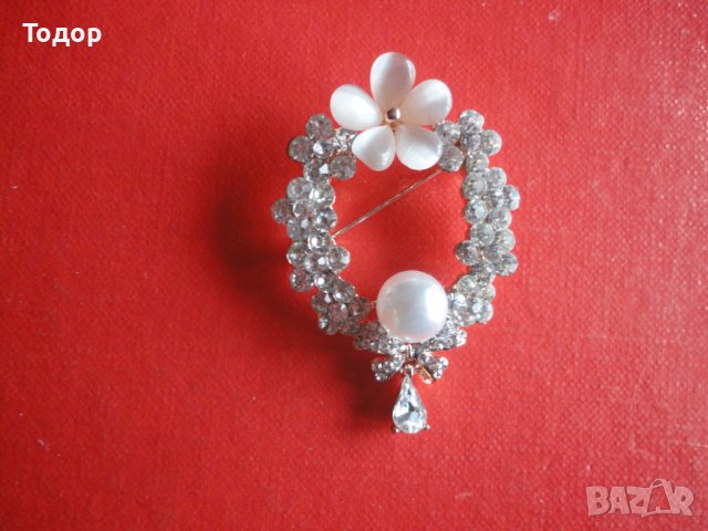 Страхотна позлатена брошка с камъни и перла , снимка 2 - Други - 43197852
