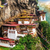 Пъзел Trefl, Паро Такцанг, Бутан, 2000 части, снимка 1 - Пъзели - 43195859