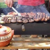 Семейна скара барбекю на дървени въглища с масичка за прибори , снимка 3 - Барбекюта - 37395706
