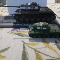 Модел на съветски тежък танк ИС-2, снимка 3 - Колекции - 43725335