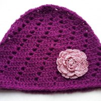 Ръчно плетени шапки с цвете, снимка 3 - Шапки - 43354398