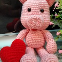 Плетена играчка Прасенце със сърце.