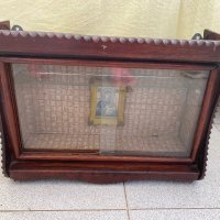 Дървено шкафче с витрини и рафтче , снимка 1 - Антикварни и старинни предмети - 43675383