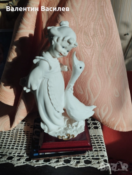 Каподимонте Момиче с пате порцелан бискуит , снимка 1