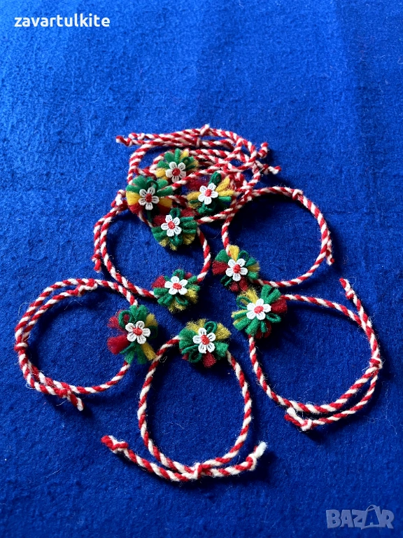 Мартеници гривни с бяло мини цветче, снимка 1