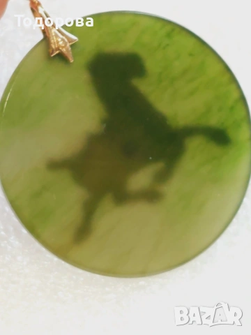 Златен медальон(инкрустиран златен кон върху зелен жаид) злато 14 карата, снимка 6 - Колиета, медальони, синджири - 53395699