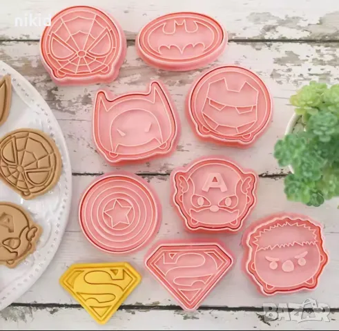 8 бр герои Avengers Хълк Батман Спайдърмен Айрън пластмасови разглобяеми резци форми тесто бисквитки, снимка 2 - Форми - 49210433