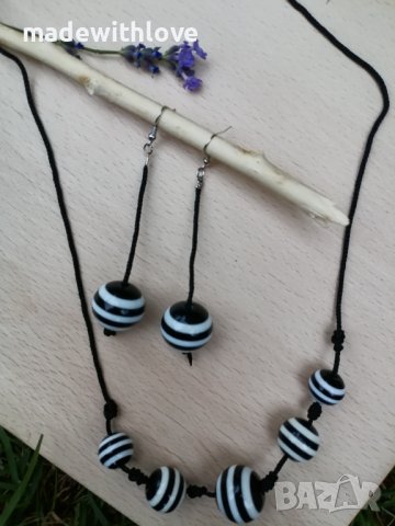 Ръчно изработен комплект колие и обеци - Черно и бяло, снимка 4 - Колиета, медальони, синджири - 43244625