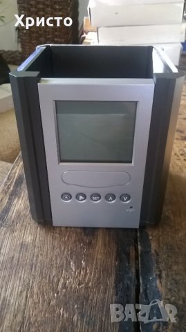 моливник с часовник, календар и аларма