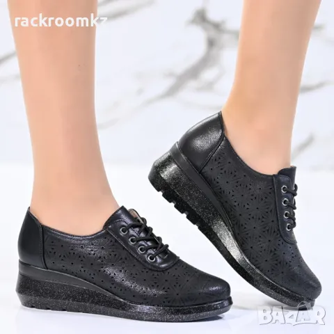 Дамски обувки с лека платформа в черно