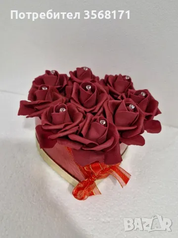 Кутия с форма на сърце и 9 вечни рози.