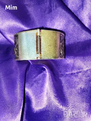 Винтидж Гривна с релефна сцена на лов за бизони , снимка 5 - Гривни - 48796658